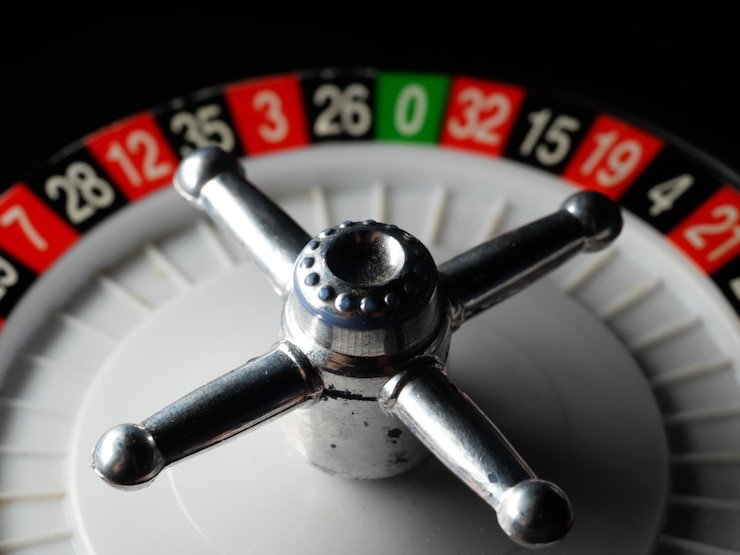 Roulette langsung dengan roda berputar dan taruhan